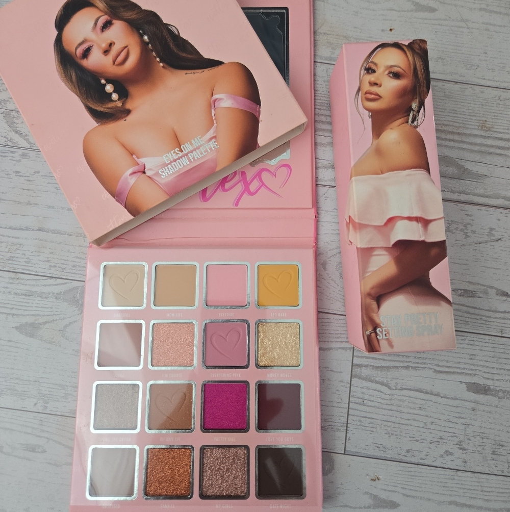 Eyes On Me Pink Eyeshadow Palette With Setting Spray Set